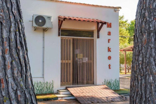 Entrata di un piccolo edificio con insegna 