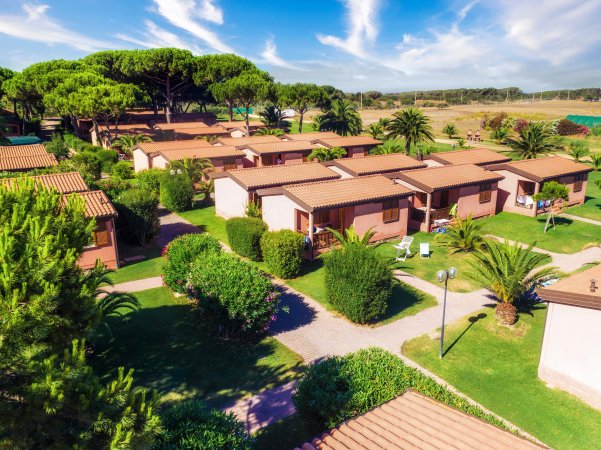 Complesso di bungalow con giardini e vialetti.