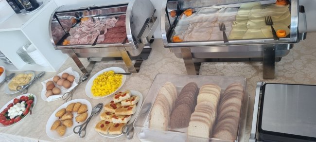 Buffet con affettati, formaggi e dolci.