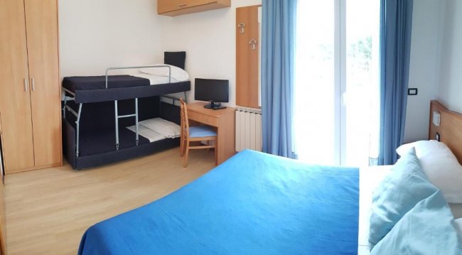 Camera con letto matrimoniale e letti a castello.