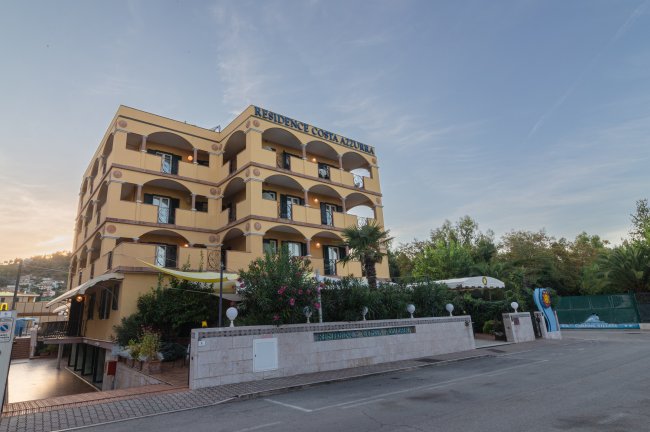Edificio a più piani con balconi, insegna 