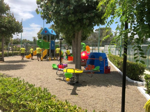 Area giochi con scivoli e bambini.