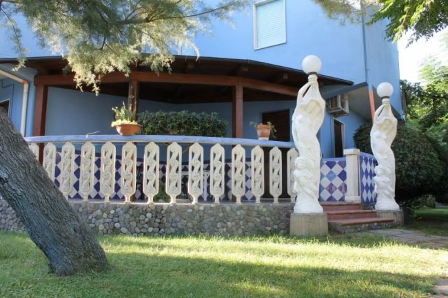 Terrazza con statue bianche e balaustra.