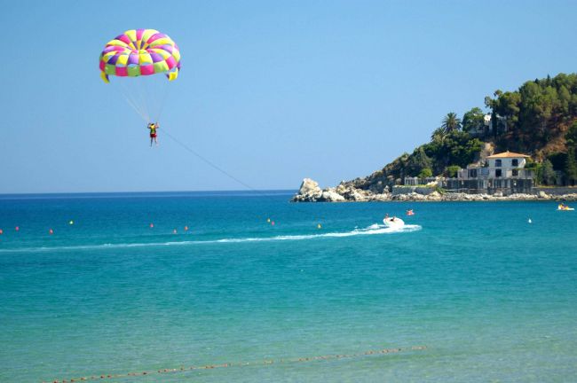 Parasailing sul mare con barca di traino.