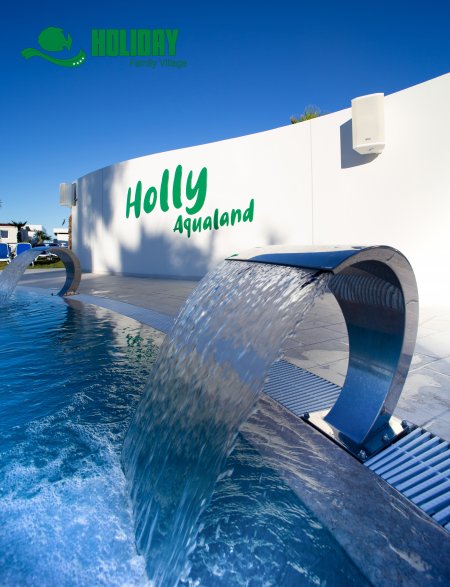Fontane in una piscina di Holly Aqualand con un cielo blu.