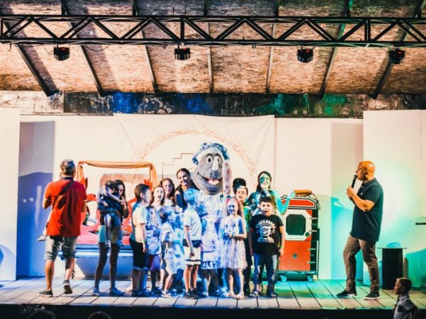 Spettacolo con gruppo di bambini sul palco.