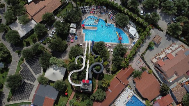 Scivoli d'acqua e piscine viste dall'alto.